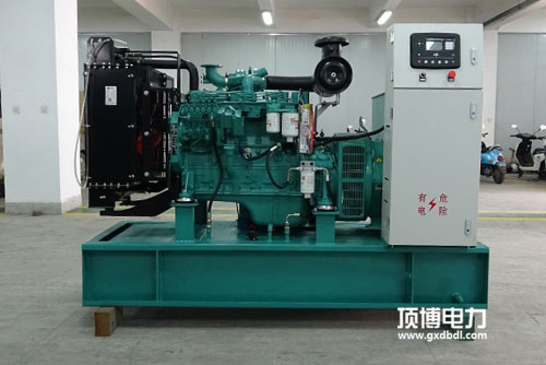 一臺(tái)750kW柴油發(fā)電機(jī)組工作小于100h，起動(dòng)排氣管有大量白煙